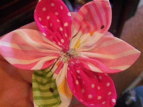 cloth flowers for dresses|free pattern for fabric flowers.